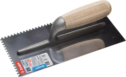 Гладилка нержавеющая ЗУБР &quot;ПРОФЕССИОНАЛ&quot; с деревянной ручкой, зубчатая, 4х4мм, 130х280мм 0806-04_z01 купить в Ноябрьске