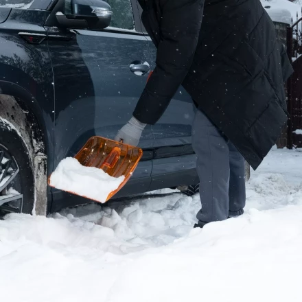 Лопата для уборки снега Сибртех 61673, поликарбонат, 270х360х840 мм, стальной черенок, усиленная купить в Ноябрьске