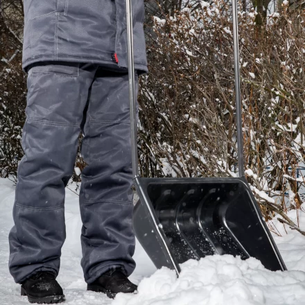 Движок для уборки снега пластиковый Сибртех, 570 х 470 х 1300 мм, стальная рукоятка, Россия, 615925 купить в Ноябрьске