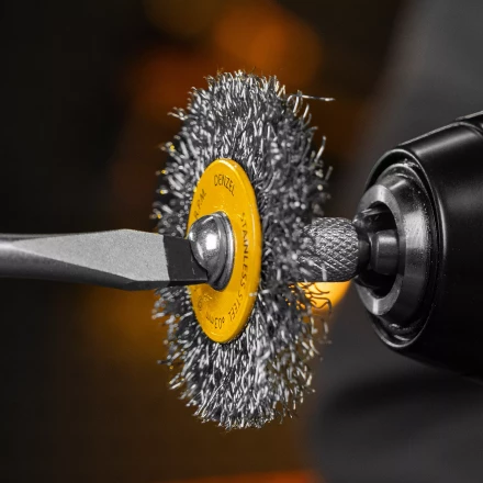 Набор щеток для дрели, 5 Плоских 25-38-50-63-75 мм, шпилька, нерж. вит. проволока Denzel 74495 купить в Ноябрьске