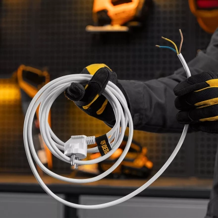 Шнур сетевой Denzel Energy Series, ПВС, 3 м, 3 x 1 мм, с неразборной вилкой, белый, 3 м, 37666 купить в Ноябрьске