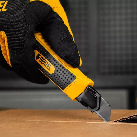 Нож Denzel, 18 мм, сменное лезвие, SK4, корпус из цинкового сплава + TPR, торцевой зажим 78904 купить в Ноябрьске