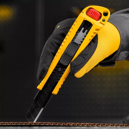 Нож Denzel, 18 мм, сменное лезвие, SK4, корпус из цинкового сплава + TPR, торцевой зажим 78904 купить в Ноябрьске