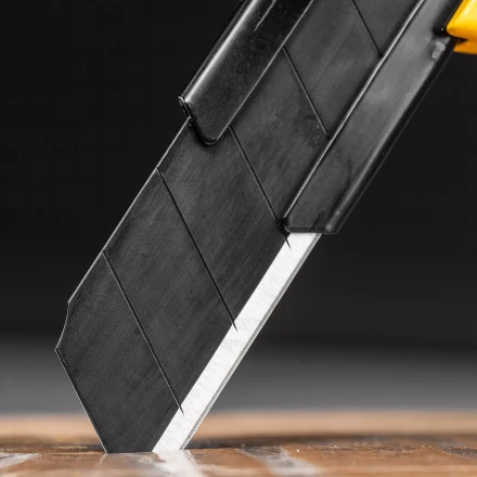 Нож Denzel, 18 мм, сменное лезвие, SK4, корпус из цинкового сплава + TPR, торцевой зажим 78904 купить в Ноябрьске