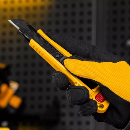 Нож Denzel, 18 мм, сменное лезвие, SK4, корпус из цинкового сплава + TPR, торцевой зажим 78904 купить в Ноябрьске