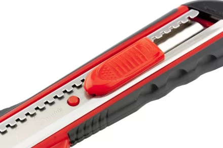 Нож 18мм, выдвижное лезвие, металлическая направляющая, эргономичная двухкомпонентная рукоятка MATRIX 78933 купить в Ноябрьске