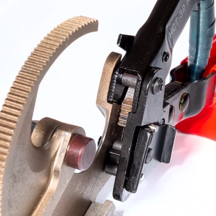 Секторные ножницы КВТ НСТ-32 для резки кабелей до 32 мм, проводов АС со стальным сердечником и прутков из низкоуглеродистой стали (84393) купить в Ноябрьске