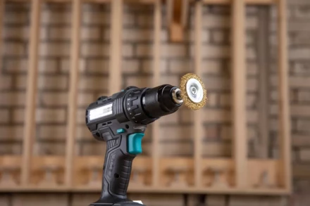 Кордщетка HAMMER плоская 50мм для дрели гофрированная латунированная сталь (207-205) купить в Ноябрьске