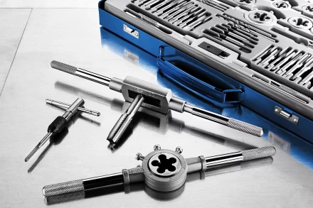 Набор метчиков и плашек ЗУБР &quot;ПРОФЕССИОНАЛ&quot;, сталь Р6М5, 35 предметов 28110-H35 купить в Ноябрьске