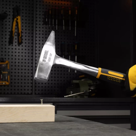 Молоток слесарный 800 г Denzel 10405, цельнометаллический, двухкомпонентная рукоятка купить в Ноябрьске