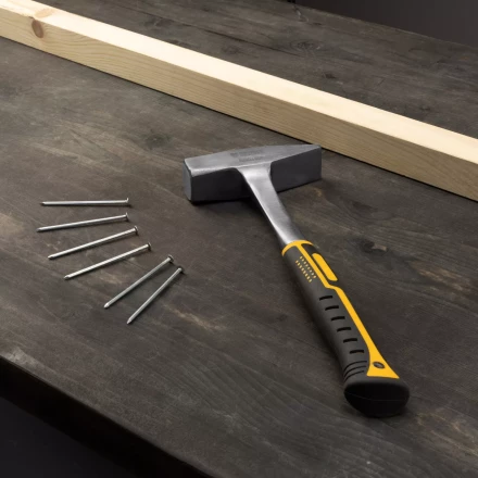 Молоток слесарный 800 г Denzel 10405, цельнометаллический, двухкомпонентная рукоятка купить в Ноябрьске