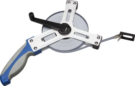 Мерная лента ЗУБР &quot;ЭКСПЕРТ&quot;геодезийная, стальное полотно с нейлоновым покрытием, метал. корпус, двухкомп. рукоятка, 50м 34166-50_z01 купить в Ноябрьске