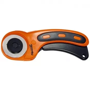 Нож, 45 мм, вращающееся лезвие-ролик диаметром, пластмассовая ручка пистолетного типа  SPARTA 789905 купить в Ноябрьске