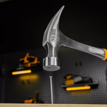 Молоток-гвоздодер 560 г Denzel 10424, цельнометаллический, двухкомпонентная рукоятка купить в Ноябрьске