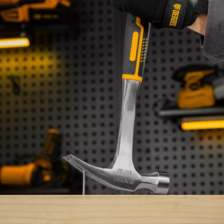 Молоток-гвоздодер 560 г Denzel 10424, цельнометаллический, двухкомпонентная рукоятка купить в Ноябрьске