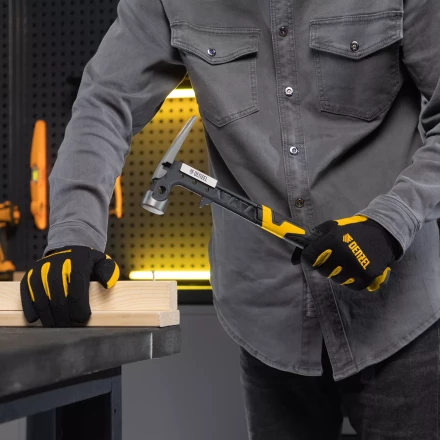 Молоток строительный 450 г, цельнокованый,боек с магнитом, двухкомп. обрезин. рук-ка Denzel 10468 купить в Ноябрьске