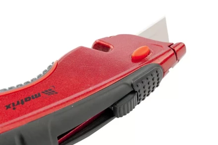 Нож 18мм, выдвижное трапециевидное лезвие, эргономичная двухкомпонентная рукоятка + 3 лезвия MATRIX QUIK BLADE 78925 купить в Ноябрьске