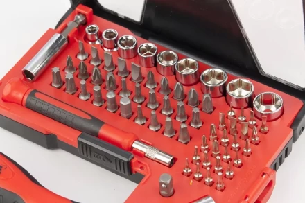 Отвертка реверсивная с набором бит и торцевых головок, 67 шт., CrV Matrix 11784 купить в Ноябрьске