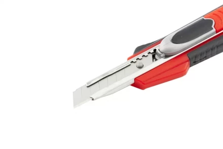 Нож 9мм, выдвижное лезвие, металлическая направляющая, двойная фиксация, эргономичная двухкомпонентная рукоятка MATRIX QUIK BLADE 78934 купить в Ноябрьске