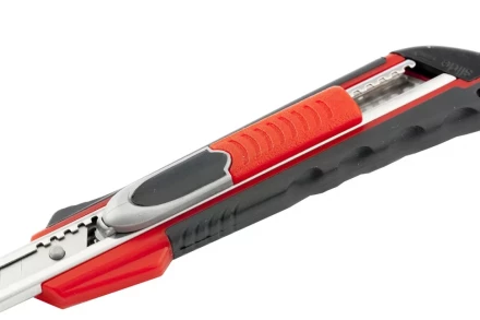 Нож 9мм, выдвижное лезвие, металлическая направляющая, двойная фиксация, эргономичная двухкомпонентная рукоятка MATRIX QUIK BLADE 78934 купить в Ноябрьске