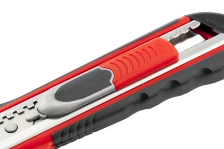 Нож 18мм, выдвижное лезвие, металлическая направляющая, двойная фиксация, эргономичная двухкомпонентная рукоятка MATRIX QUIK BLADE 78936 купить в Ноябрьске