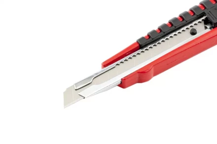 Нож 9мм выдвижное лезвие металлическая направляющая эргономичная двухкомпонентная рукоятка вес 90 грамм MATRIX 78937 купить в Ноябрьске