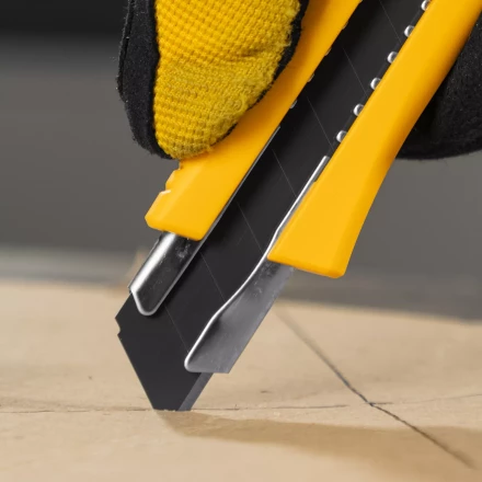 Нож Denzel, 18 мм, сменное лезвие, SK4, метал. направляющая, нажимной фиксатор, 78942 купить в Ноябрьске